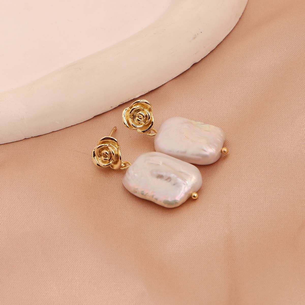 Versatile retro pearl Baroque stud earrings