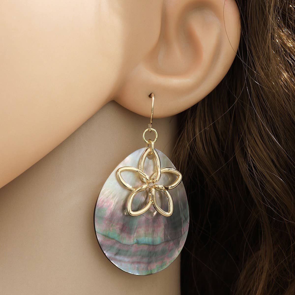 HOLLOW PETAL NATURAL BLACK SHELL EARRINGS