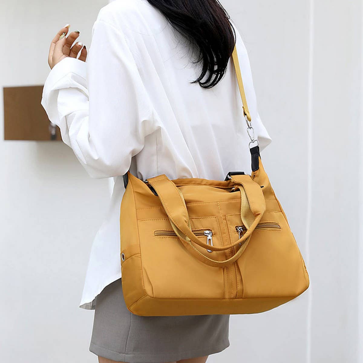 LARGE CAPACITY LIGHTWEIGHT SHOULDER MESSENGER BAG