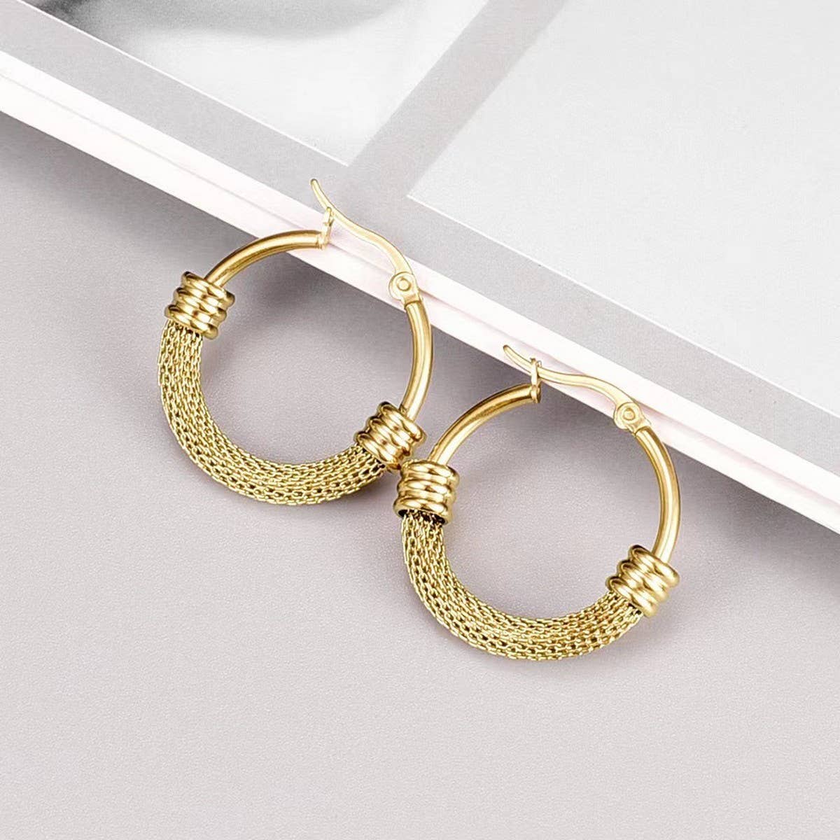 18K GOLD PLATED LINK MESH HOOP EARRINGS_CWAJE0570