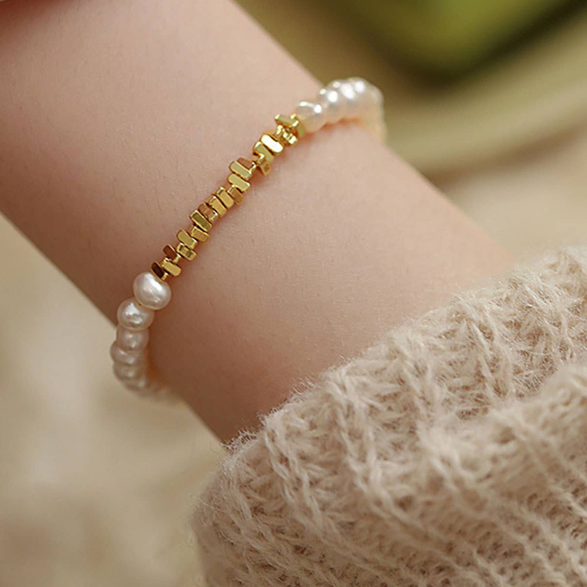 Freshwater pearl bracelet made of broken silver