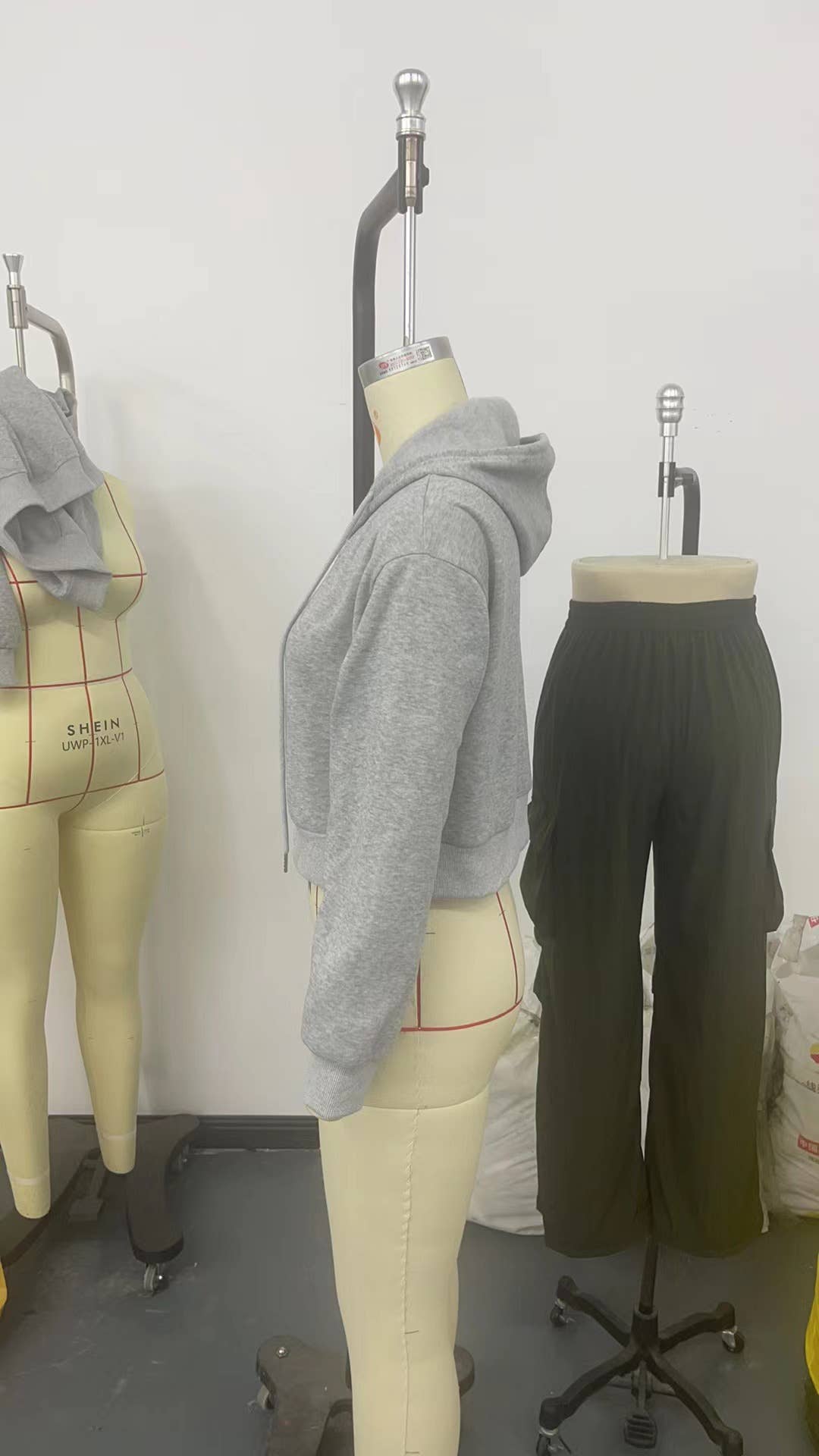 Short zippered long-sleeved hooded sweatshirt