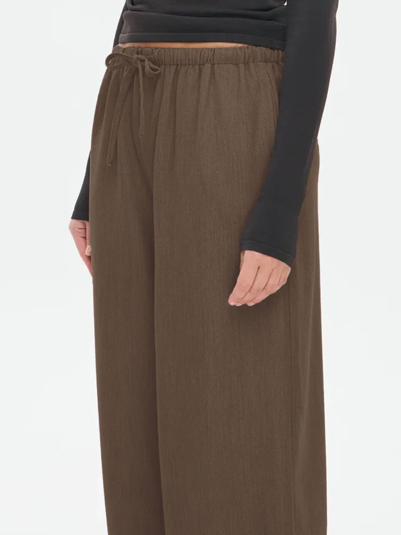 Stretched-waist drawstring straight-leg trousers