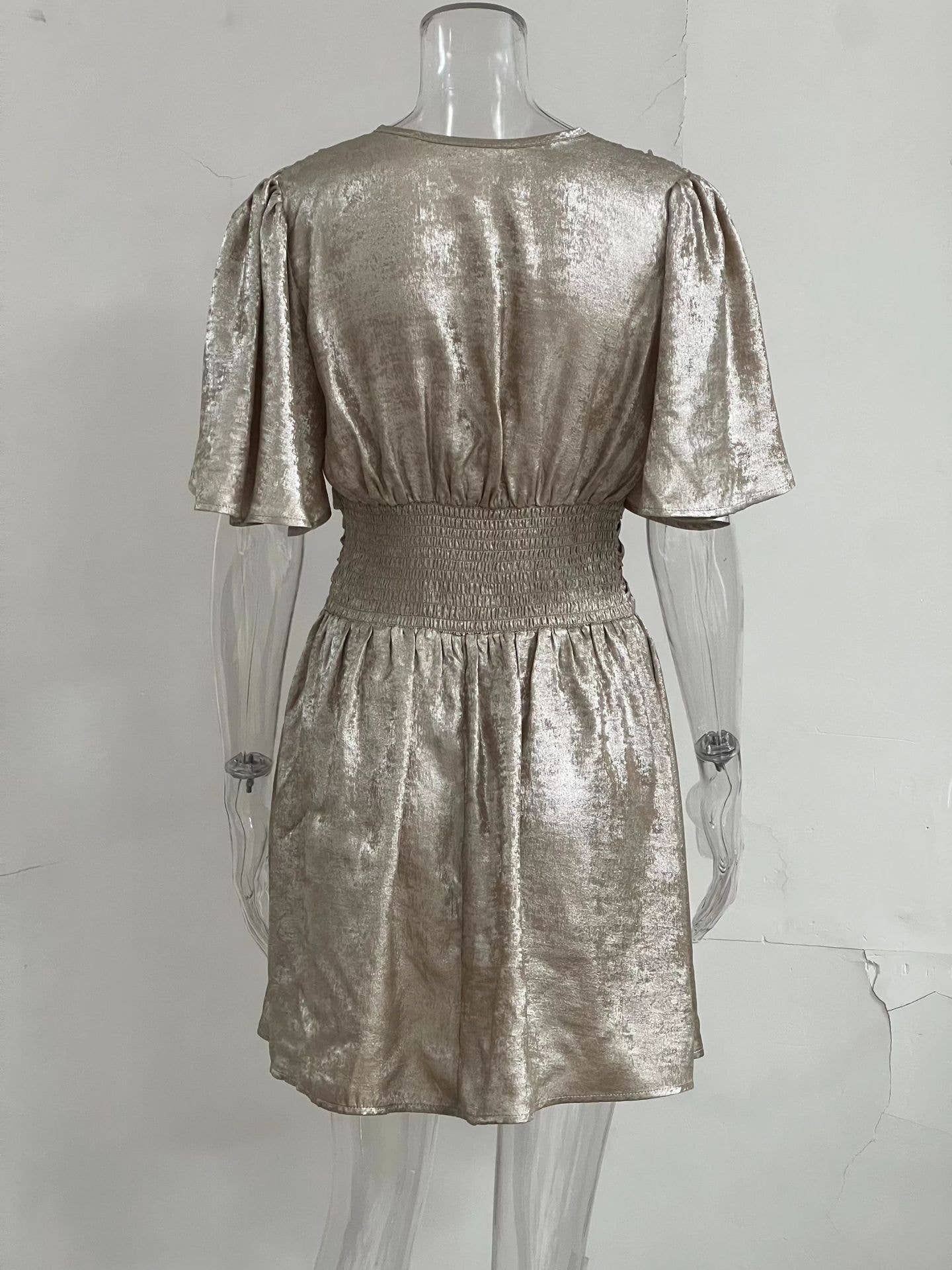 Solid-color lotus leaf sleeved pull-down dress