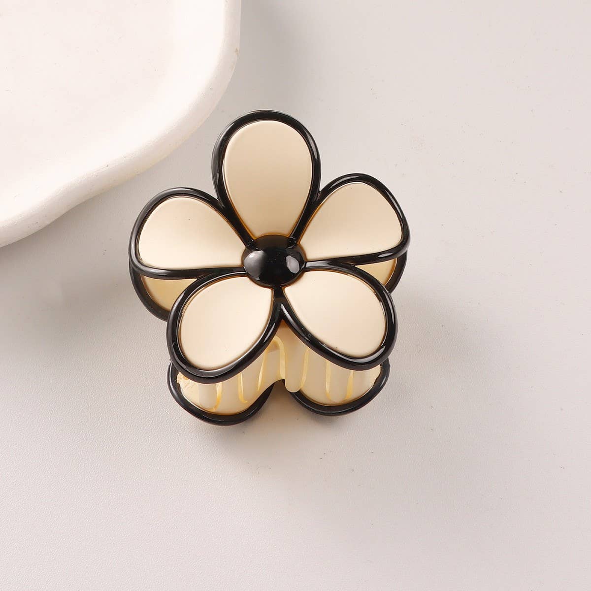 CWAHA1398_ELEGANT BLACK BORDER FLOWER HAIR CLAW CLIP