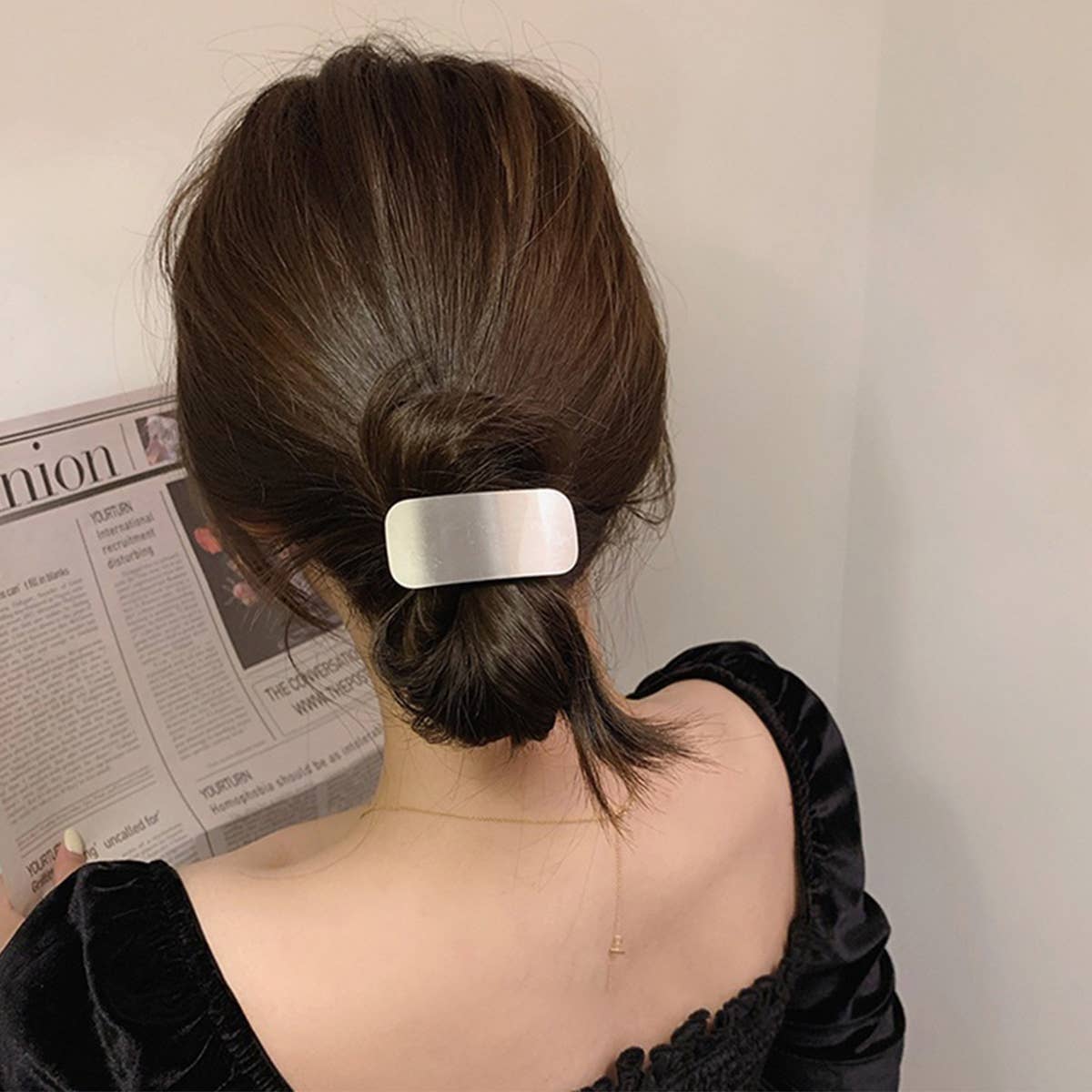 MINIMALIST TEXTURE AND VERSATILE HAIR SCRUNCHIES