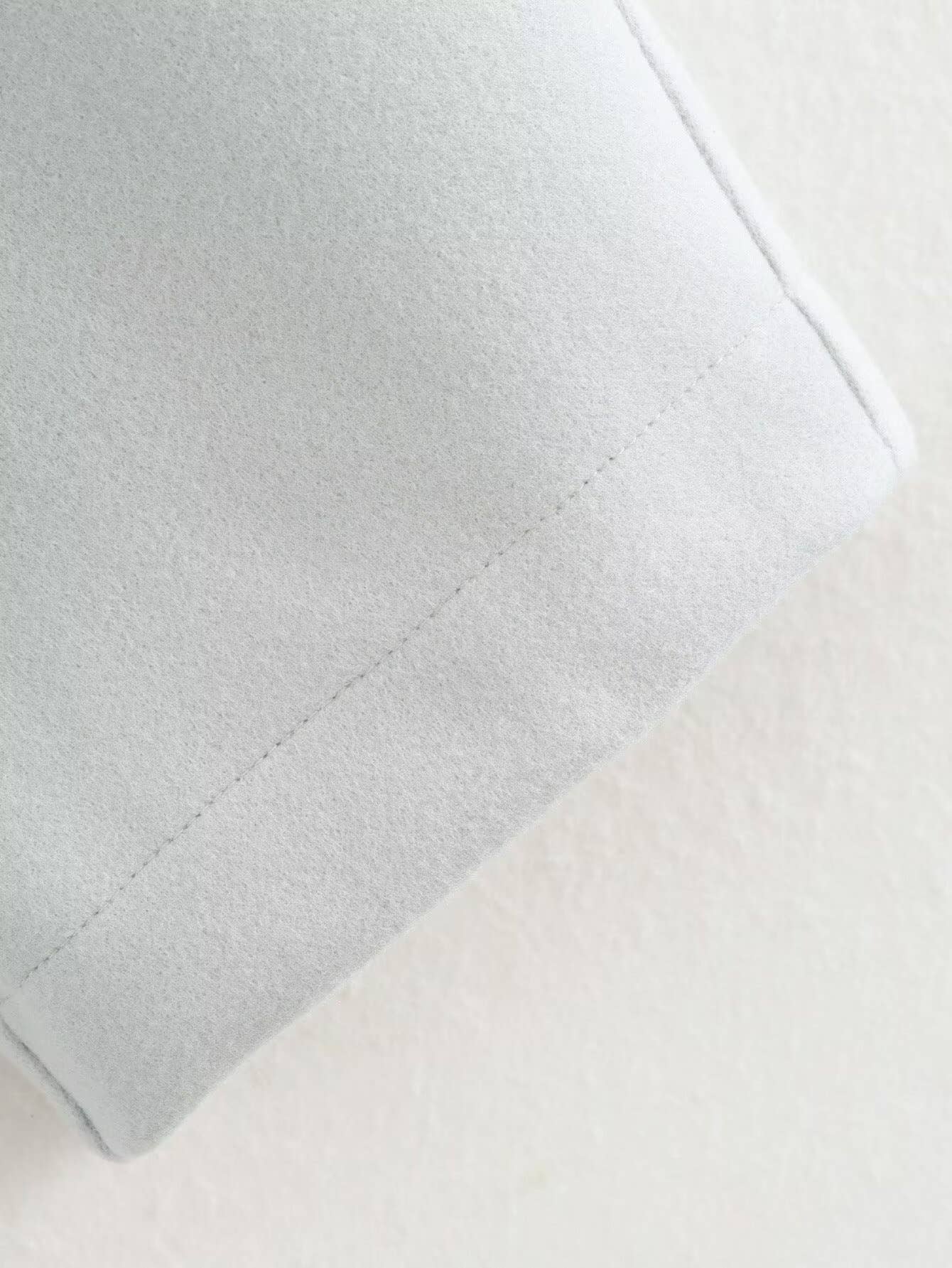 SIMPLE BLAZER WITH LARGE LAPELS AND NO BUTTONS