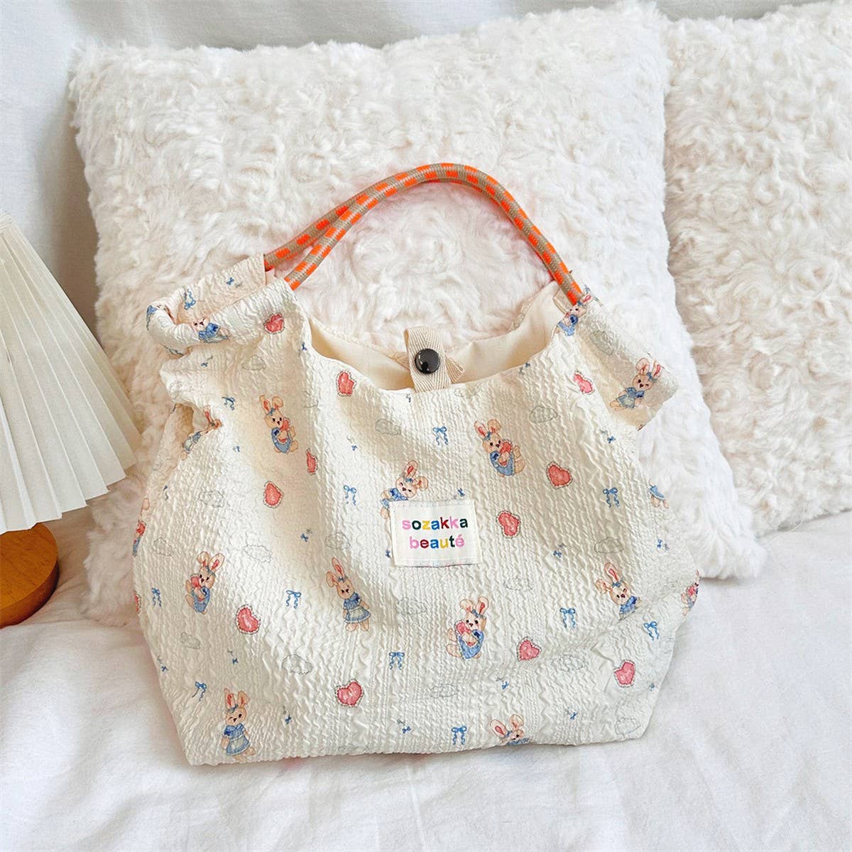 CWAB3909_CARTOON EMBOSSED CANVAS COMMUTER HANDBAG