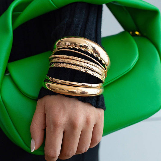 FASHIONABLE CURVED SMOOTH TWIST BRACELET