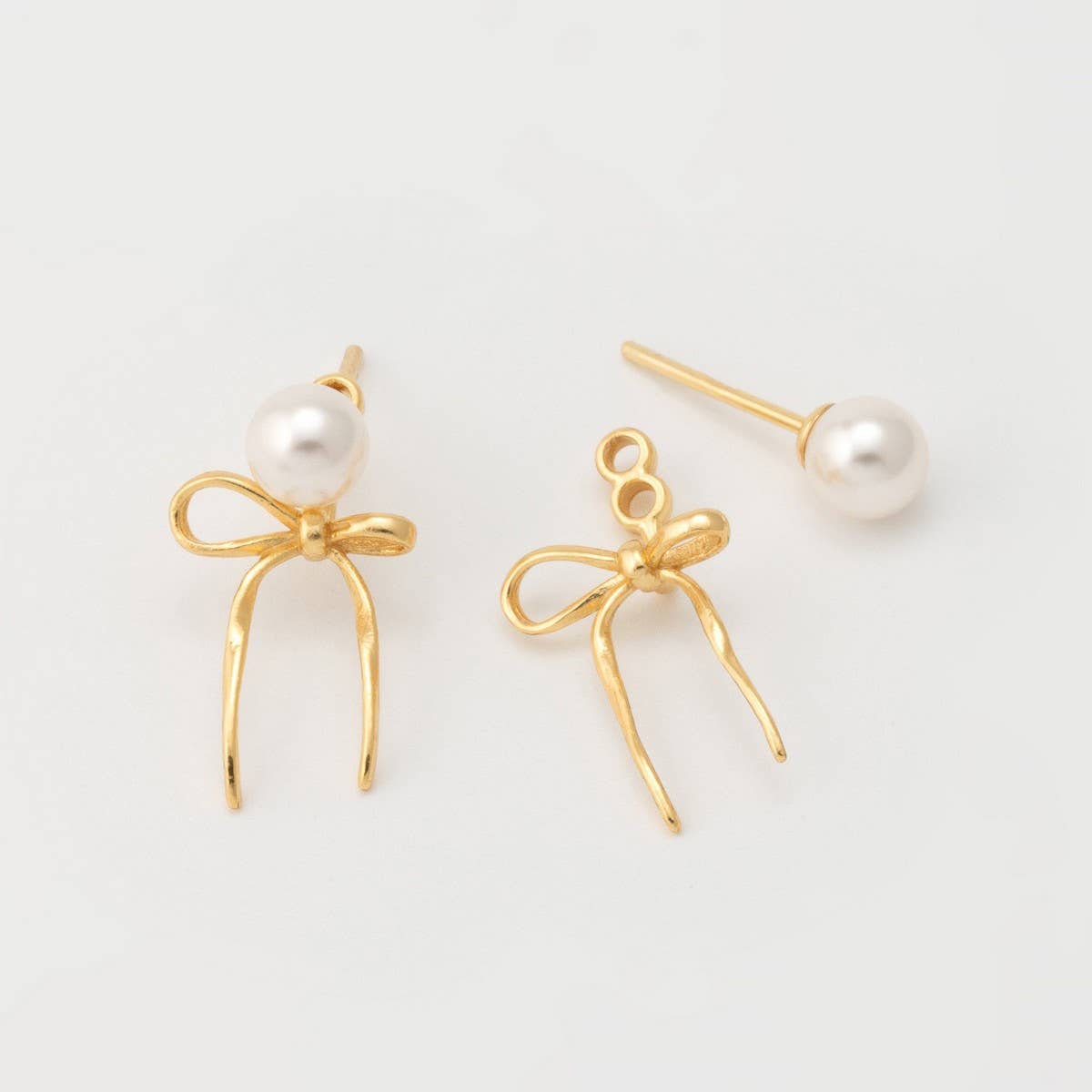 Sweet and elegant pearl bow earrings