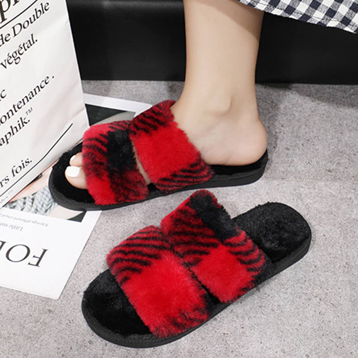HOME TWO-COLOR PLAID PLUSH SLIPPERS
