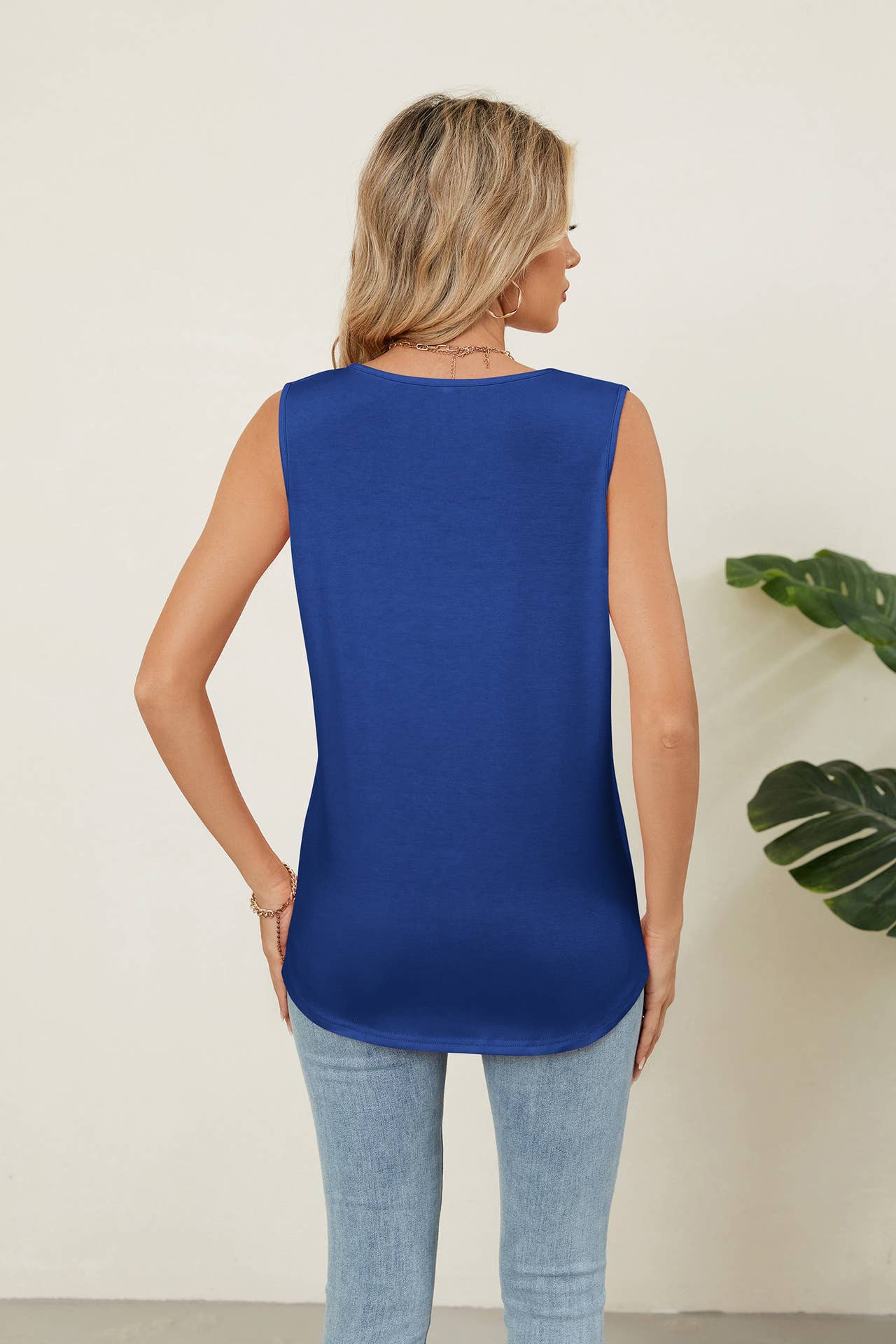 Solid color crew neck design sleeveless vest
