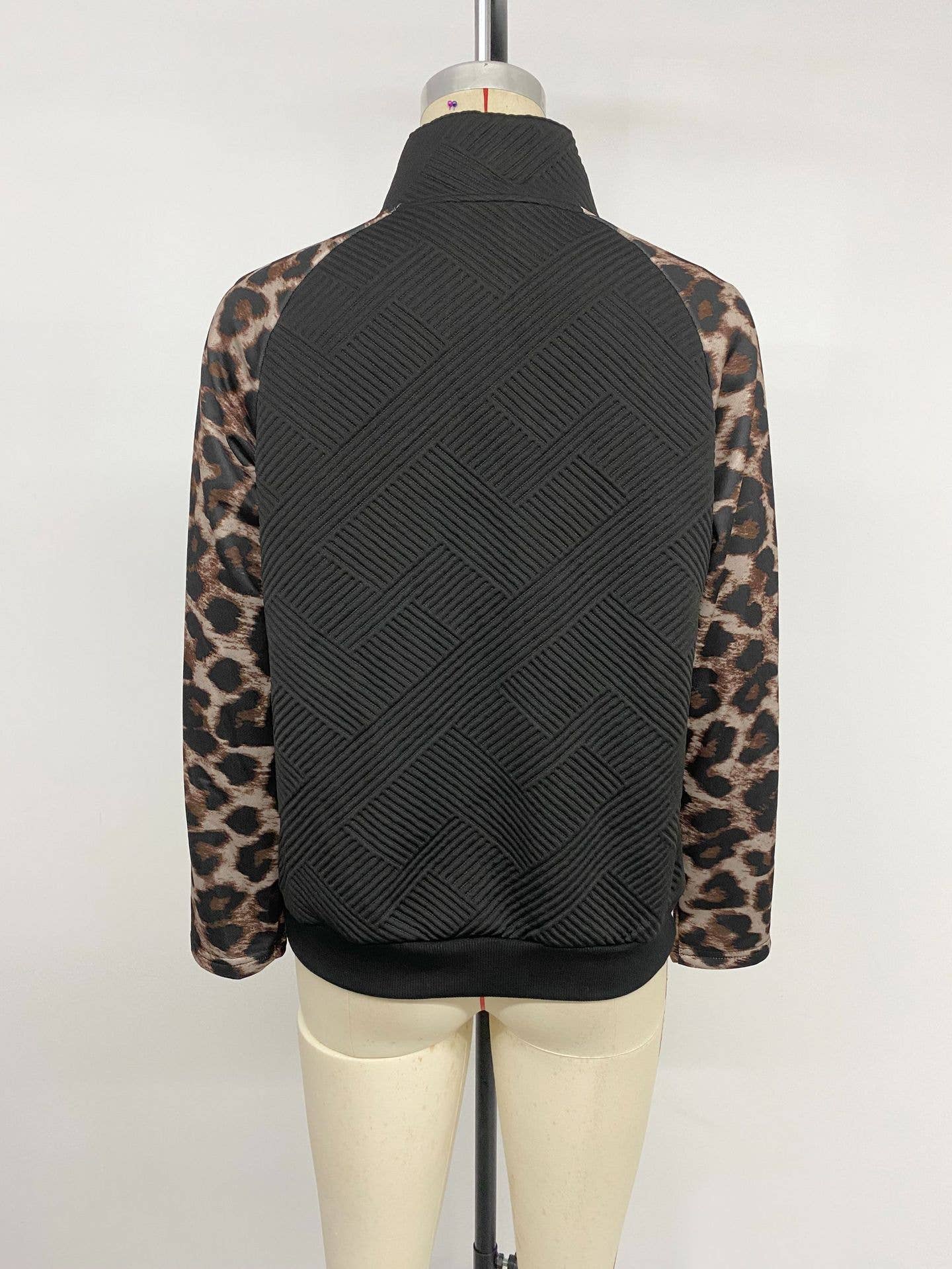 Semi-high collar, leopard print sweatshirt