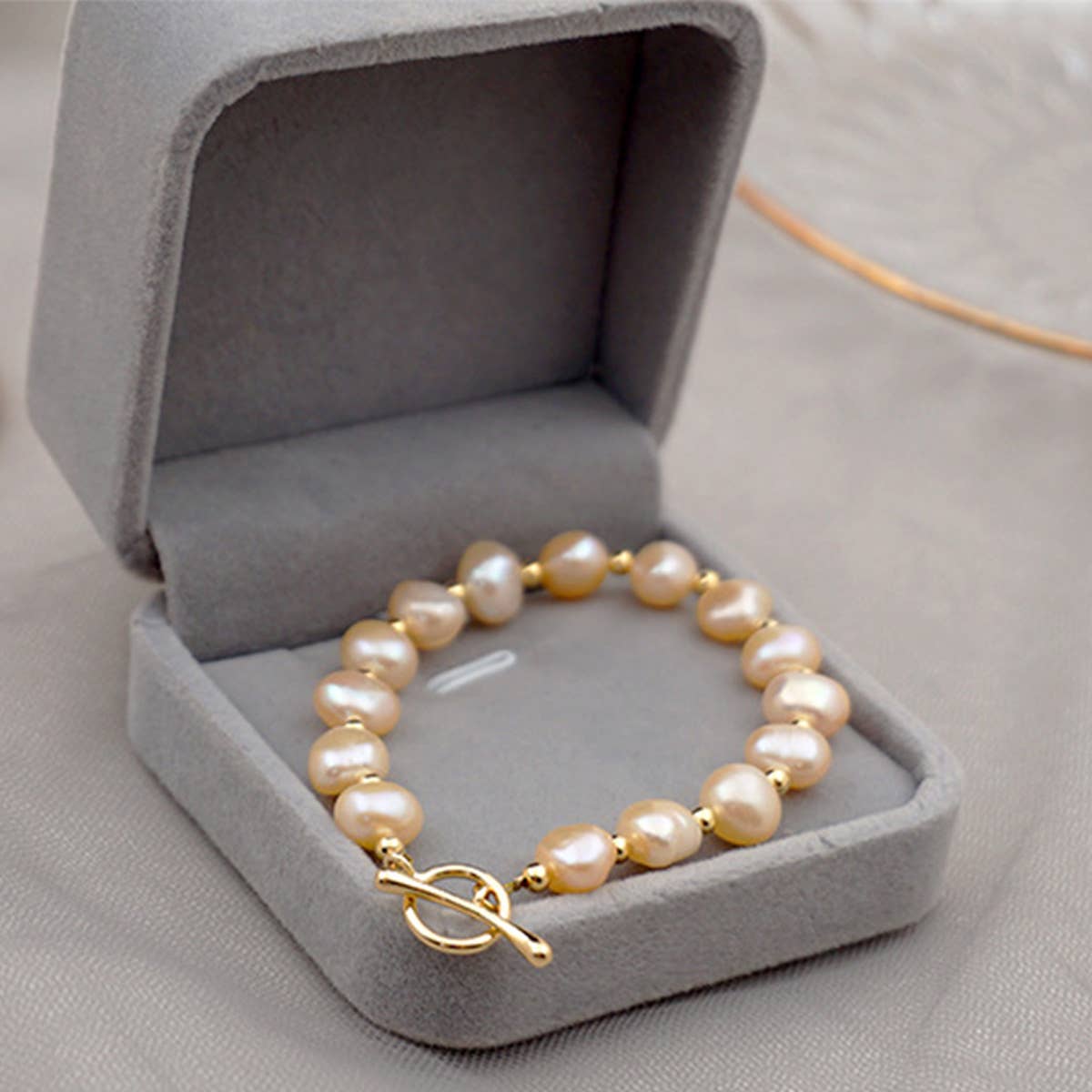 ELEGANT AND COOL PEARL BRACELET