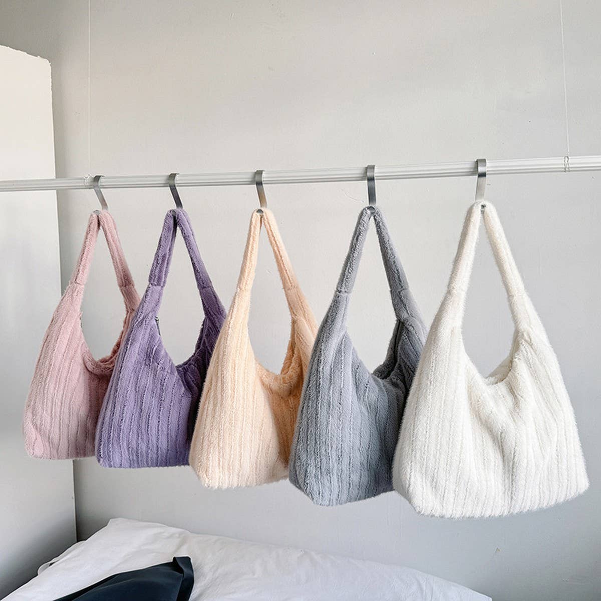 WINTER RETRO SHOULDER LARGE CAPACITY PLUSH BAG_CWAB3956