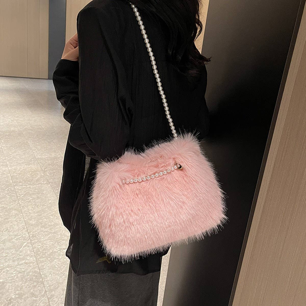 WINTER FASHION PEARL CHAIN SHOULDER PLUSH BAG_CWAB3950