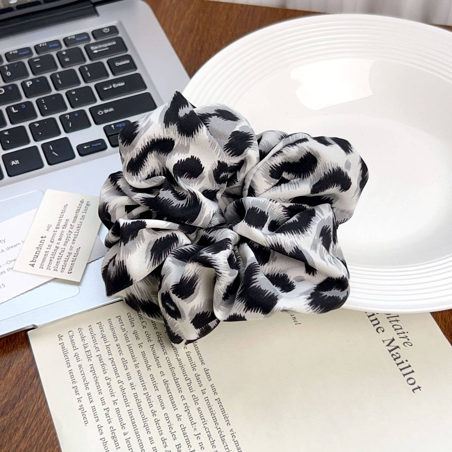 Fashionable and versatile leopard print hair tie