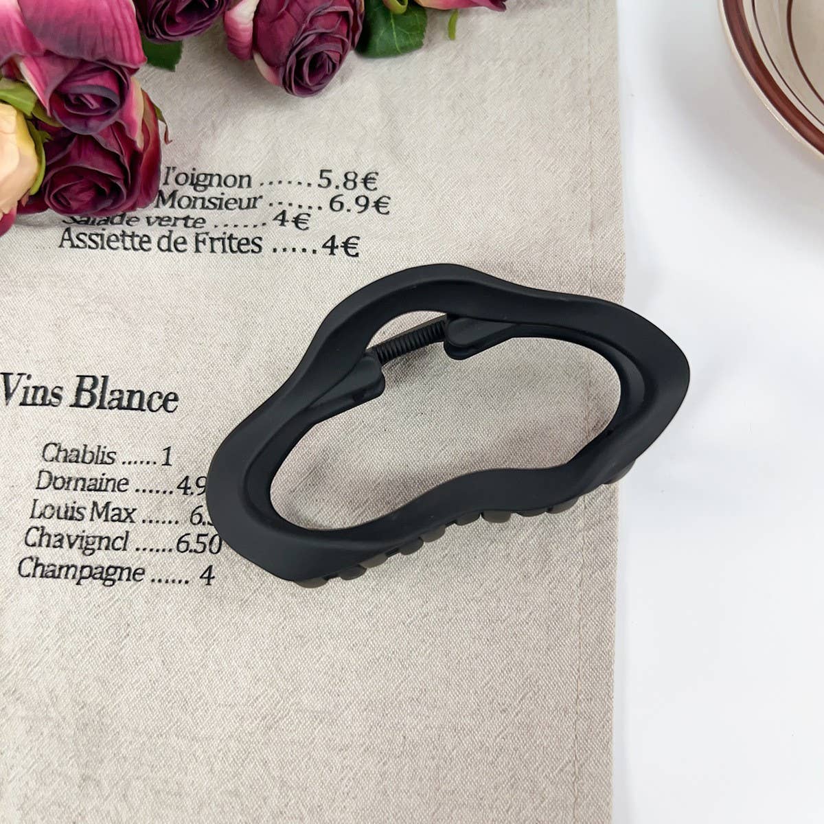 Versatile fashionable hollowed-out grab clip