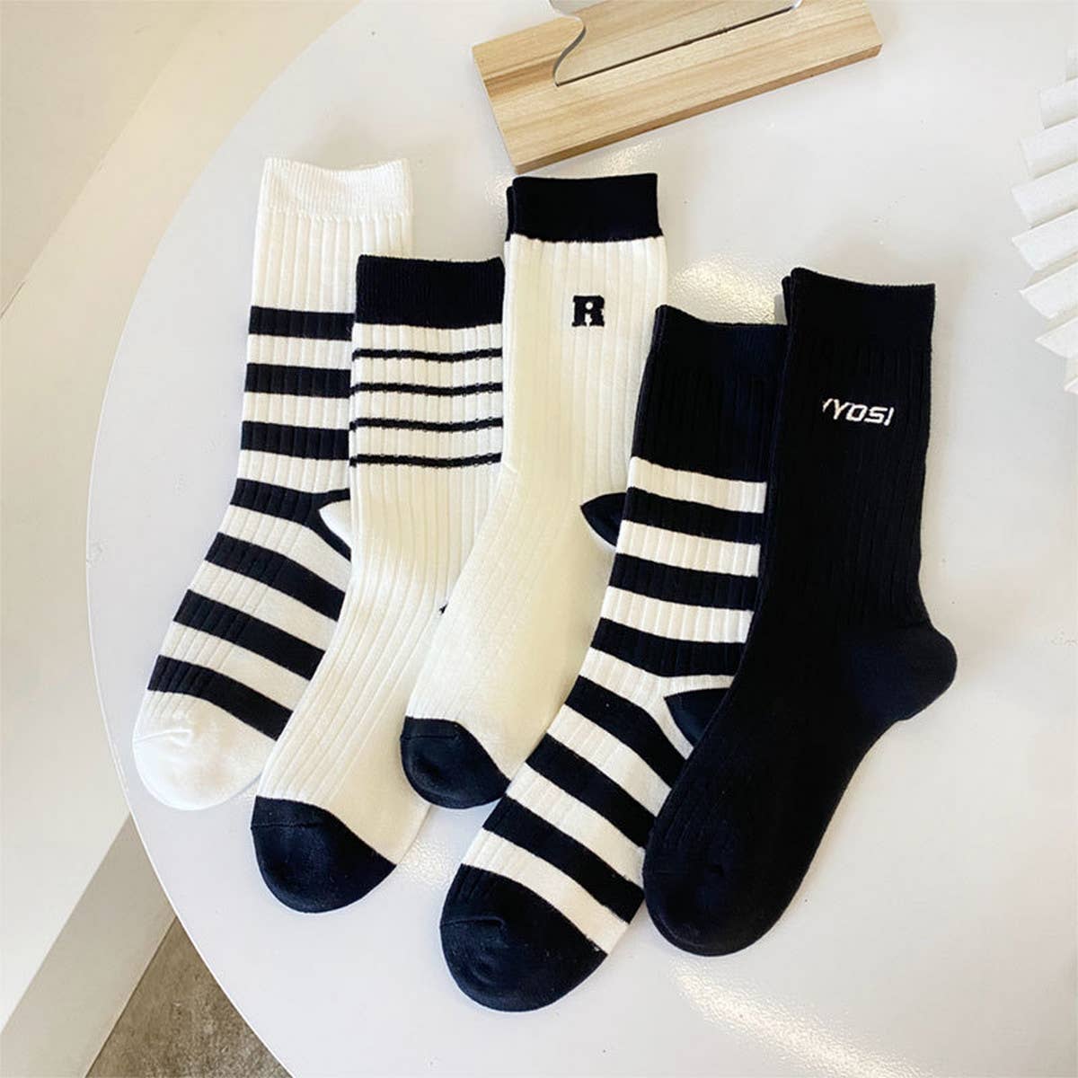 SIMPLE BLACK AND WHITE STRIPED SOCKS