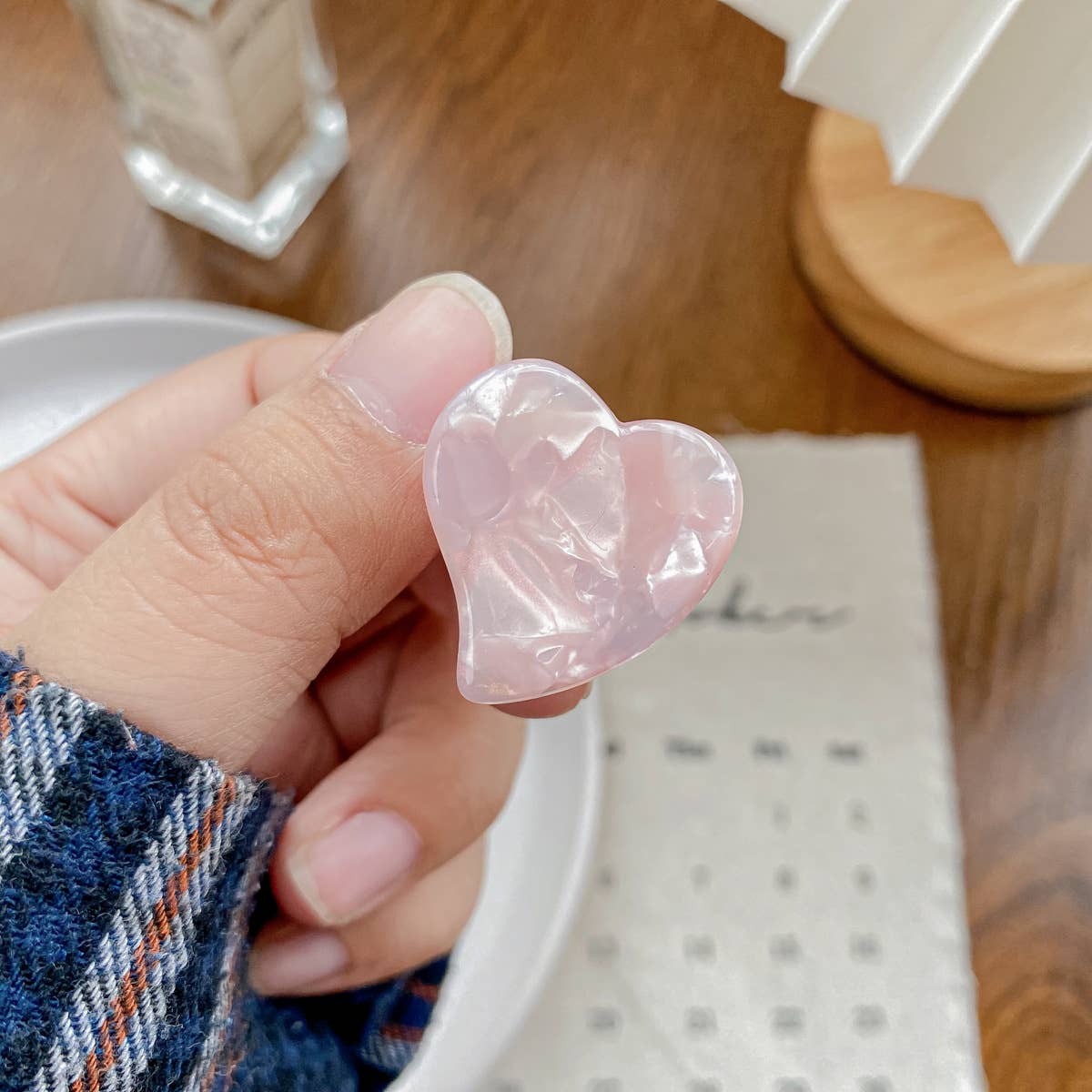 Cute acetic acid heart-shaped small clipper