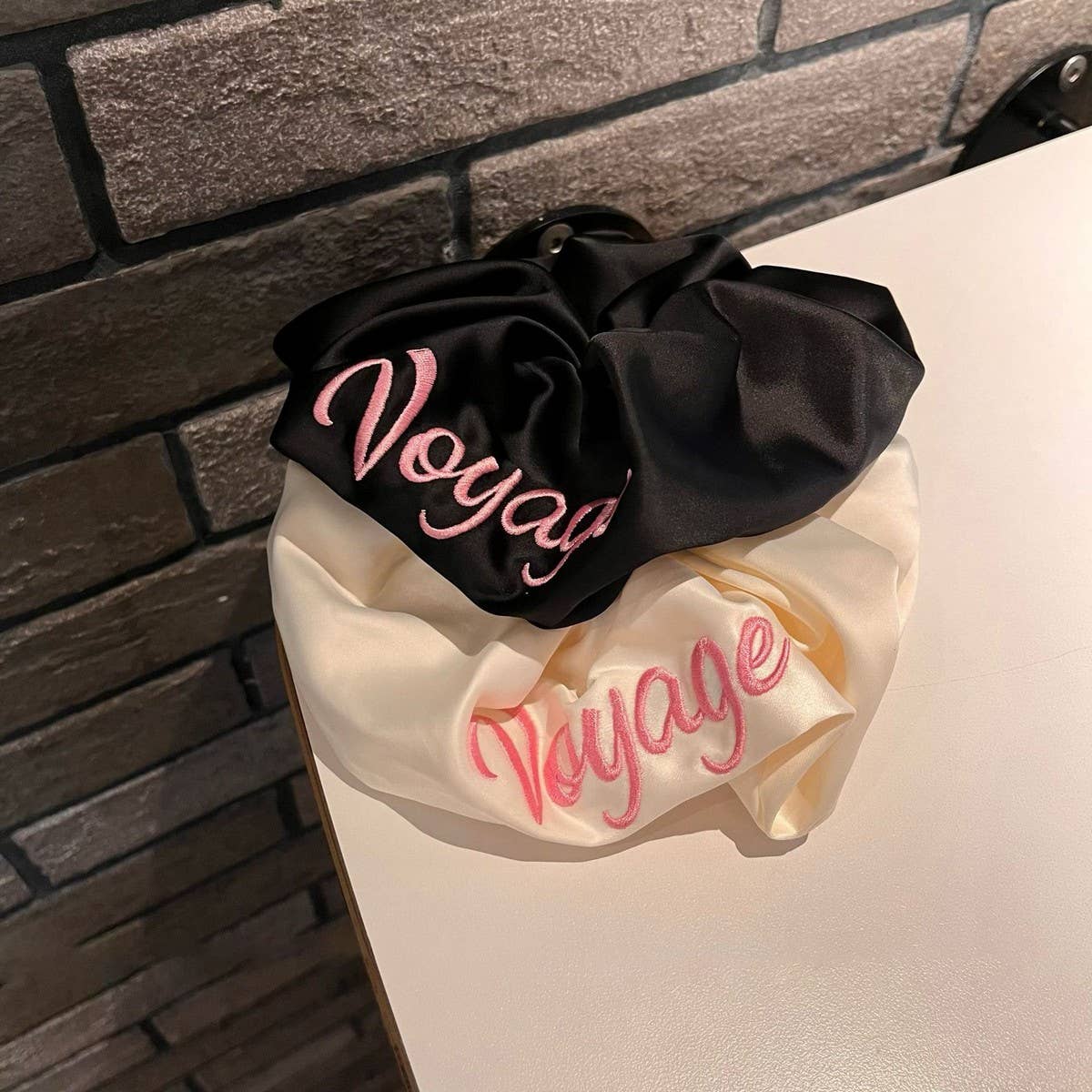 SIMPLE EMBROIDERED LETTER SATIN HEADBAND_CWAHA3700