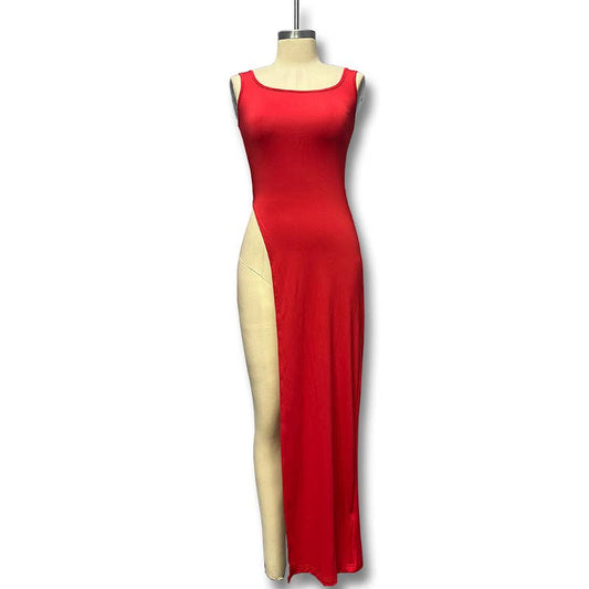 Figure-hugging slit dress with a sense of design