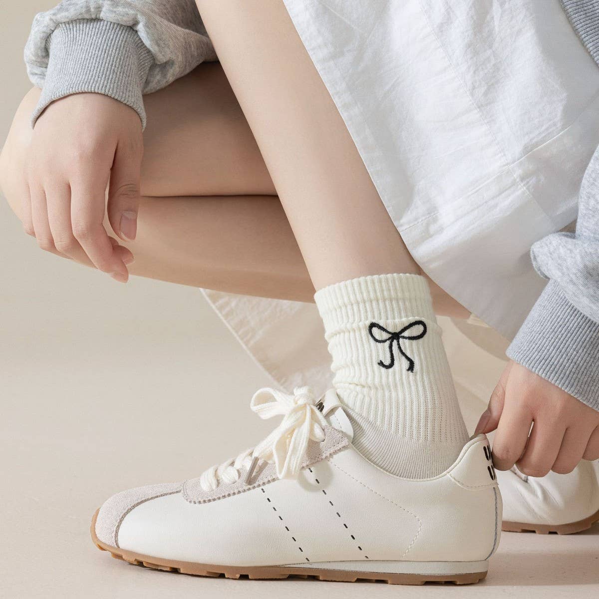 WOMEN'S EMBROIDERED BOW CREW SOCKS