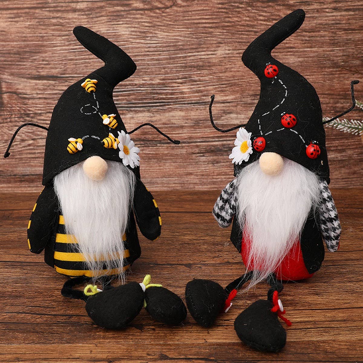 CWMM9479_BEE DAY BLACK HAT RUDOLPH DOLL ORNAMENT