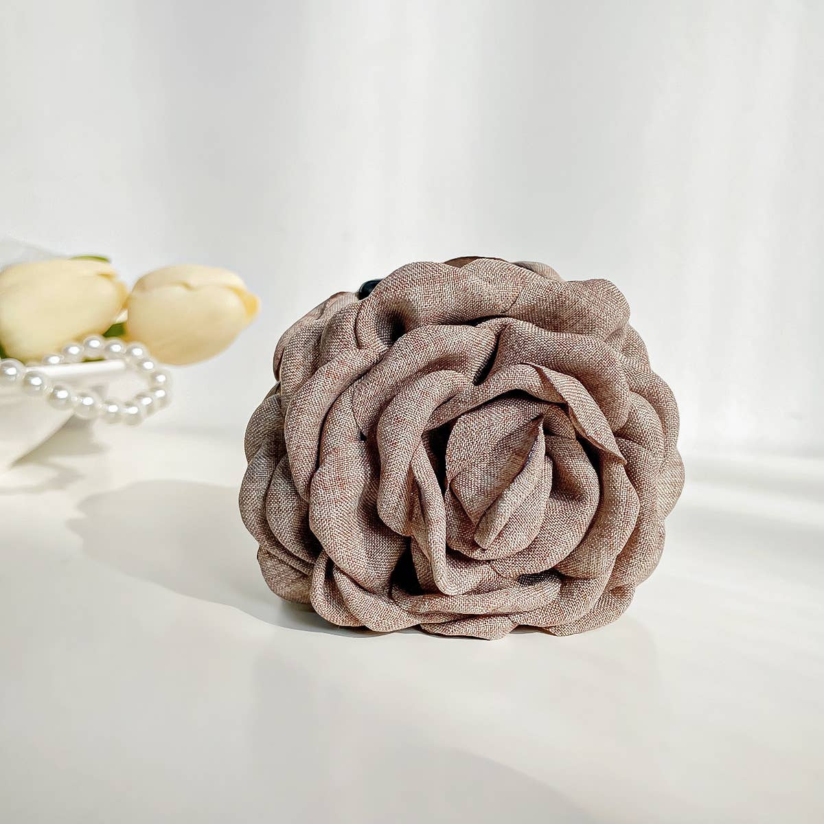 Three-dimensional solid fabric rose grasping clip
