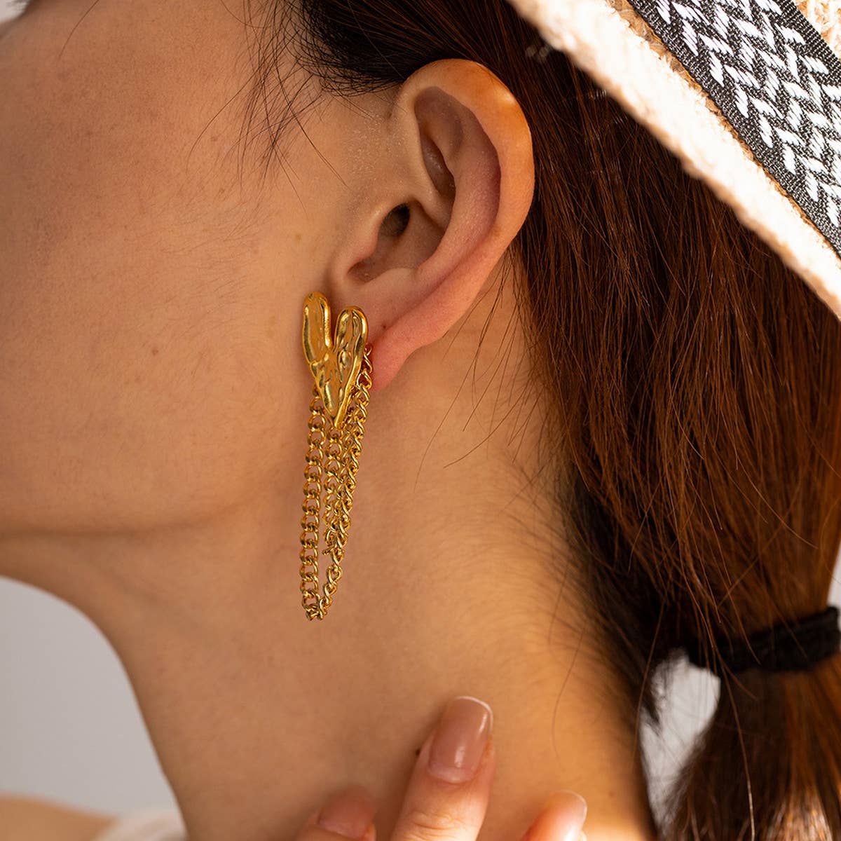 18K GOLD HAMMERED HEART TASSEL EARRINGS_CWAHA0921