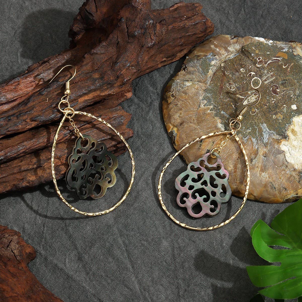 NATURAL SEA SHELL FLOWER-SHAPED HOLLOW EARRINGS