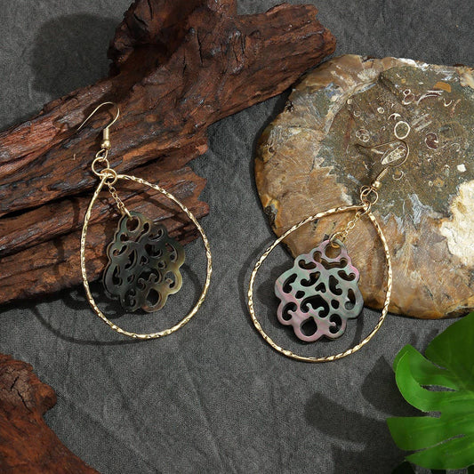 NATURAL SEA SHELL FLOWER-SHAPED HOLLOW EARRINGS