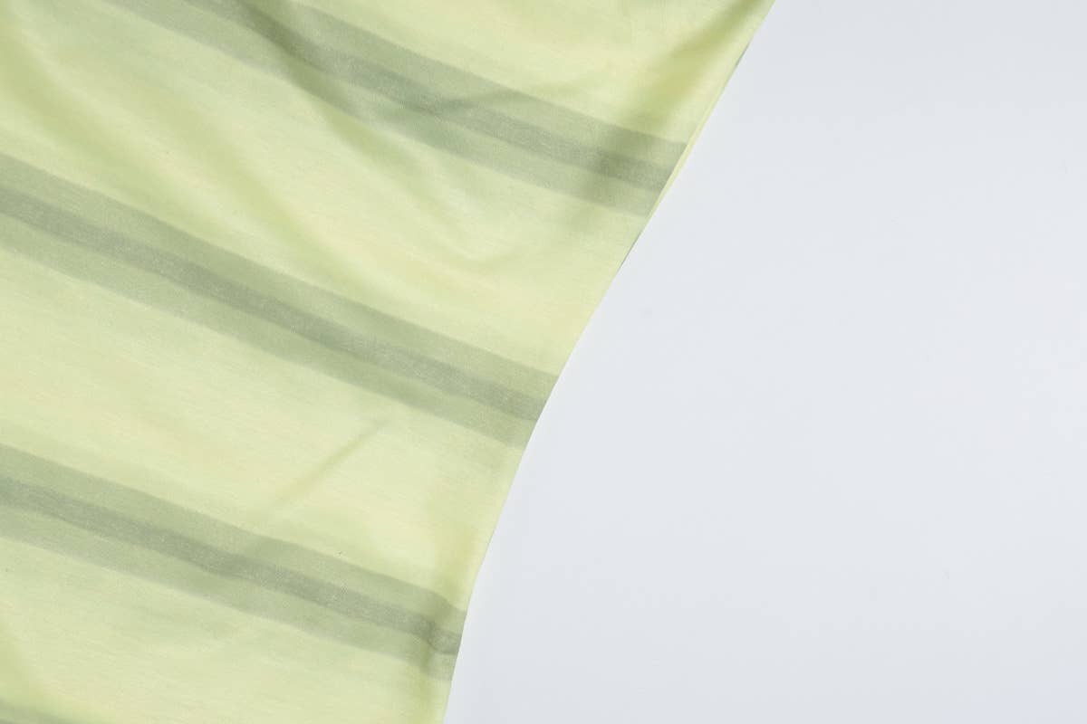 Striped low-cut halter dress that covers buttocks