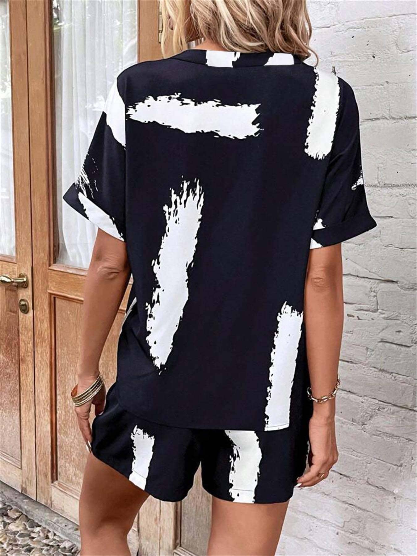 V-neck printed T-shirt elastic waist shorts set