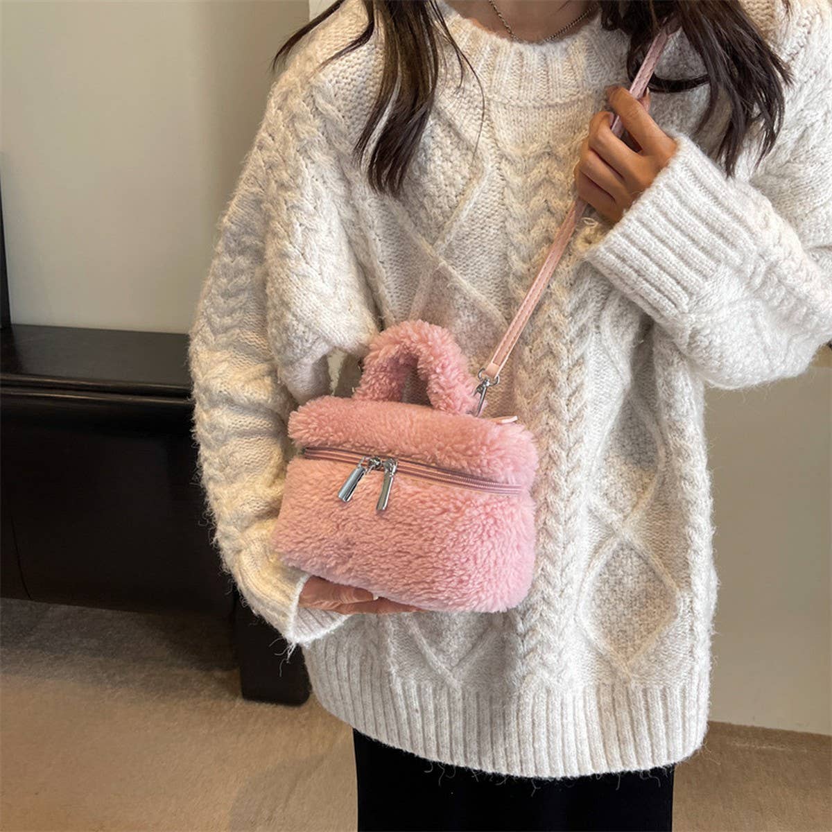 WINTER ONE-SHOULDER CROSSBODY LAMB PLUSH BAG_CWAB3924