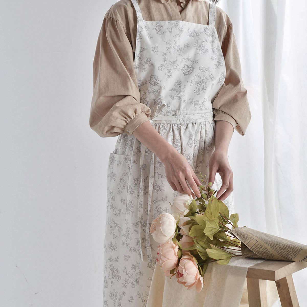 Extended Floral Print Linen Aprons with pockets_CWMM3304