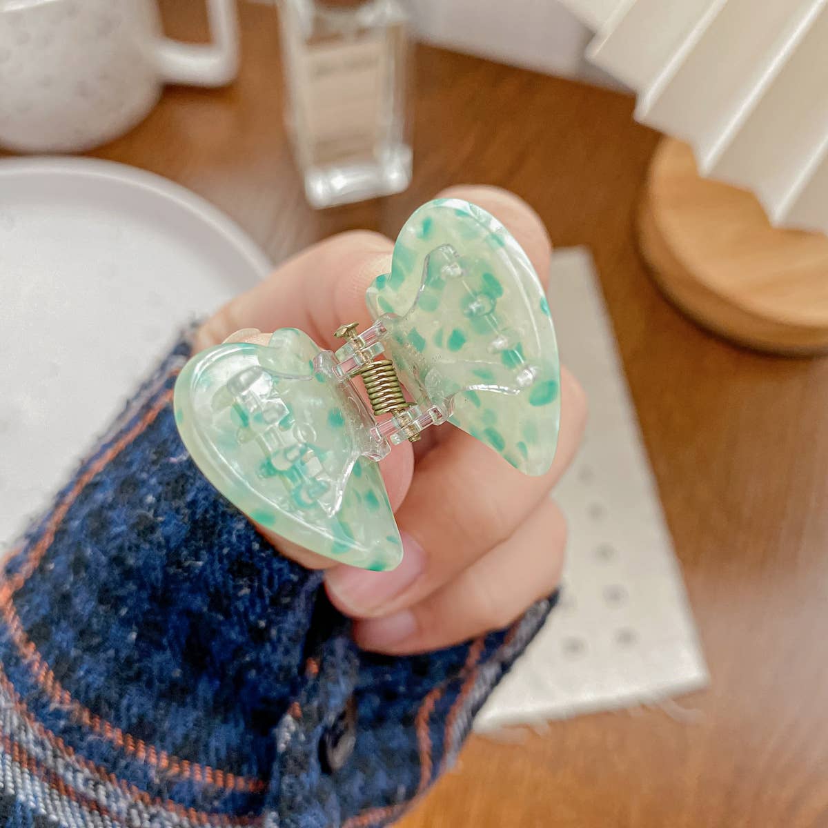 Cute acetic acid heart-shaped small clipper