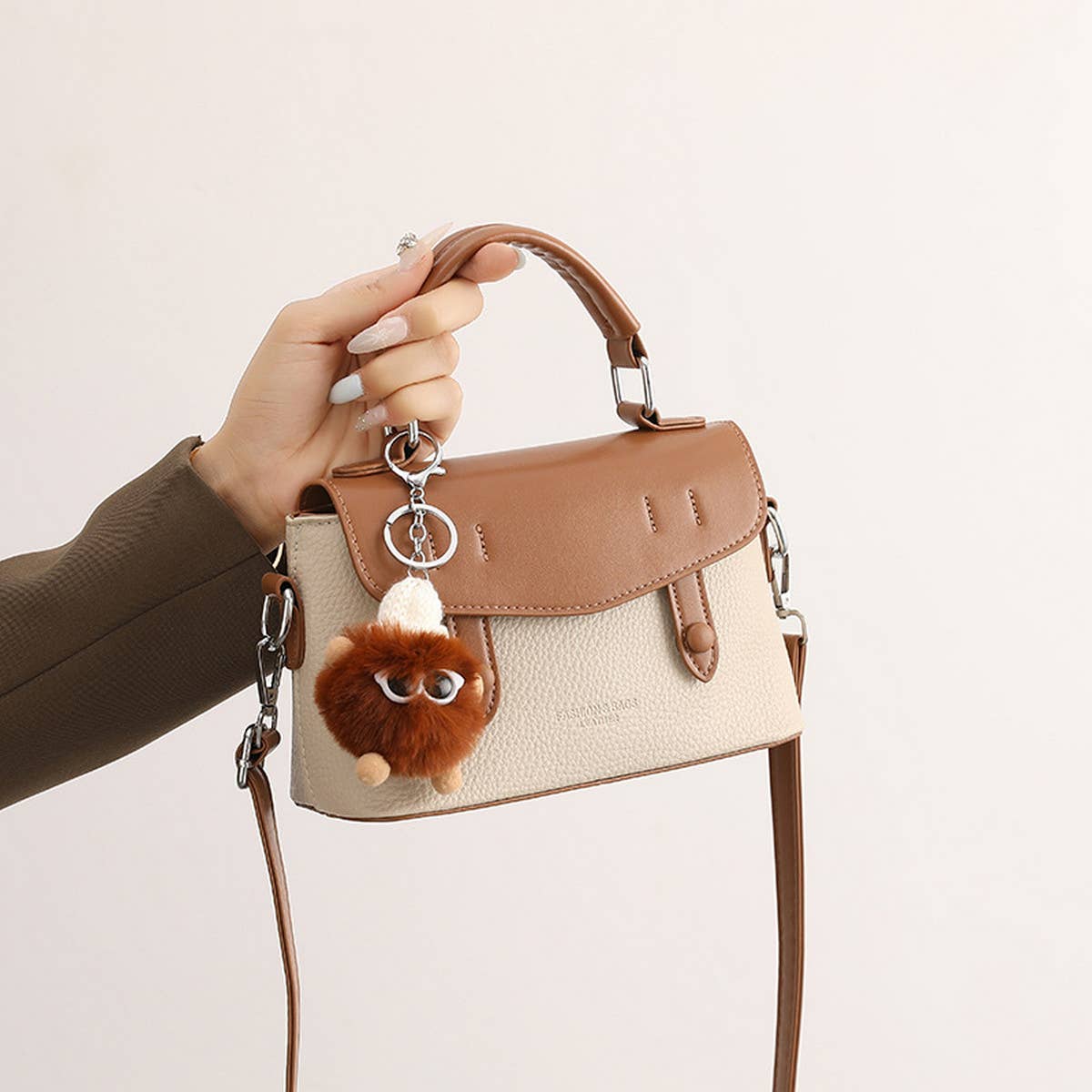 VERSATILE AND REFRESHING SHOULDER BAG WITH PENDANT_CWAB2980