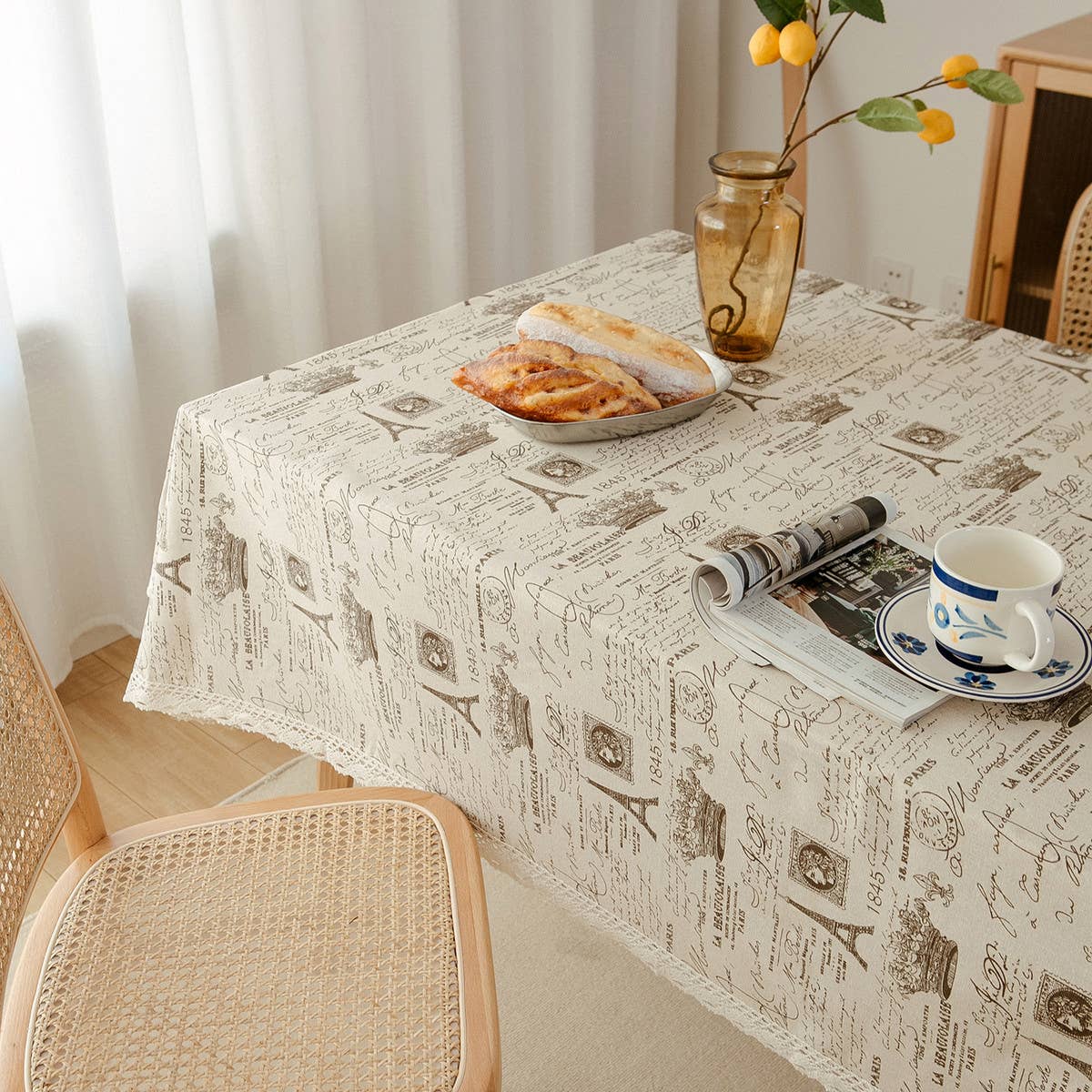 TOWER SMALL CROWN WITH LACE TABLECLOTH