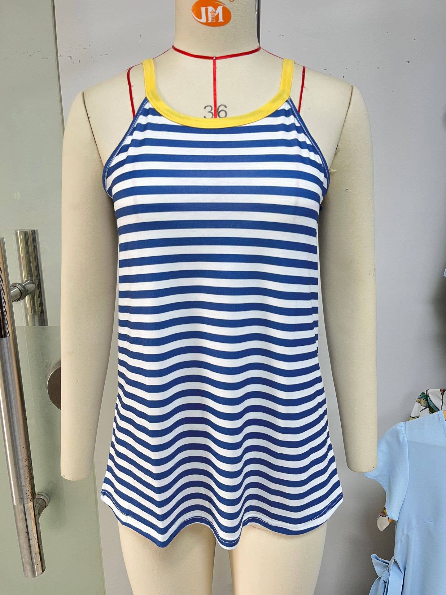 Sleeveless color matching one-shoulder tank top
