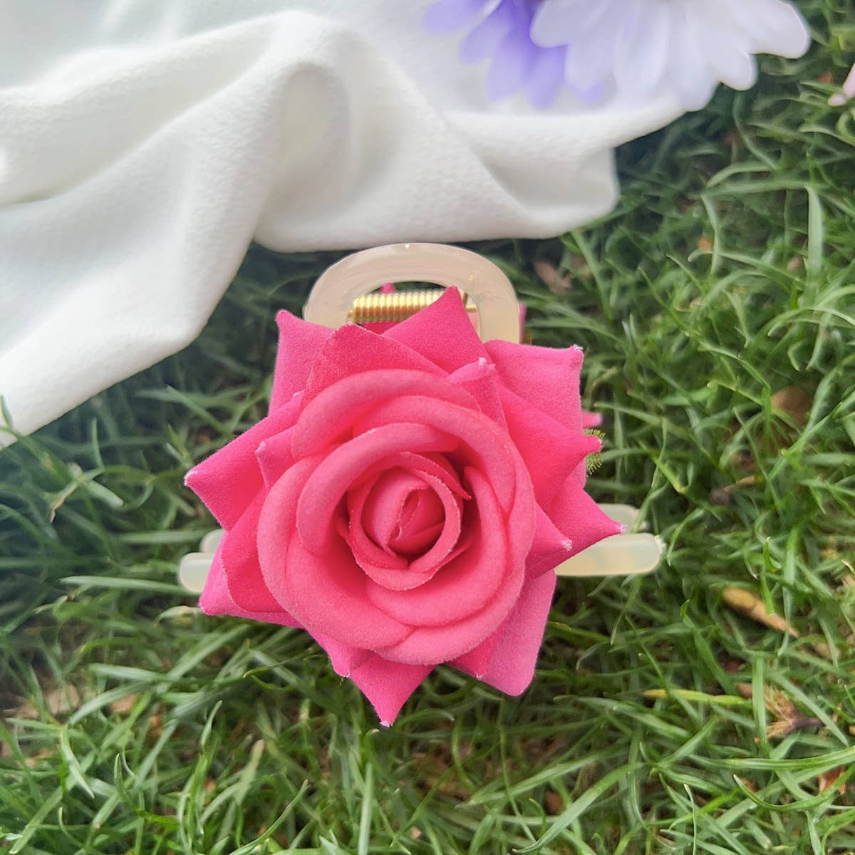 Dopamine-colored plastic rose hair clips