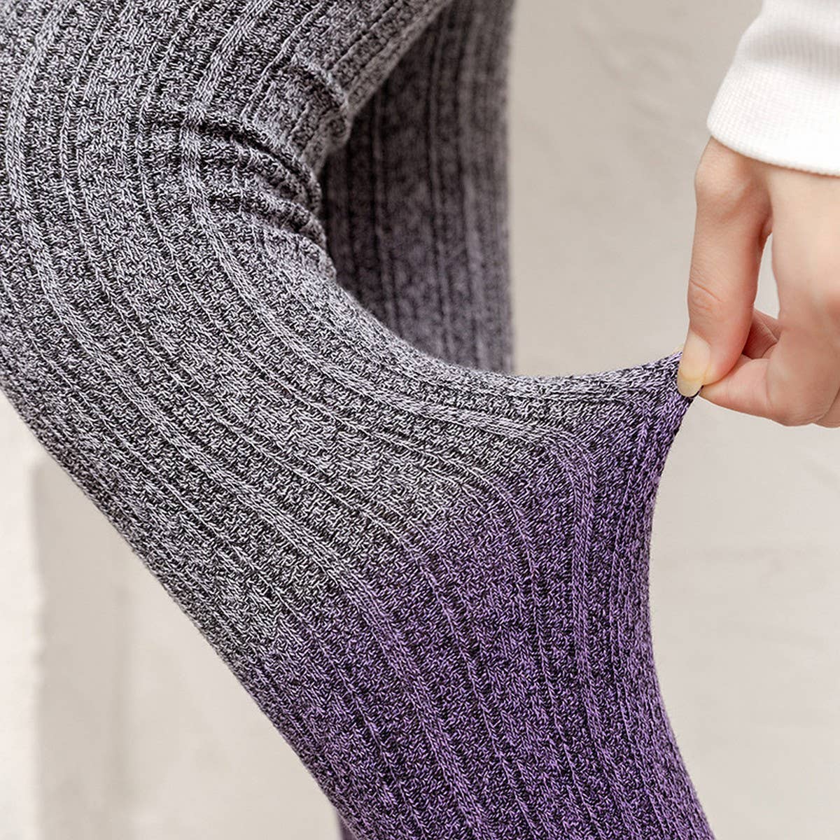 AUTUMN AND WINTER GRADIENT LONG OVER-THE-KNEE SOCKS_CWMS0863