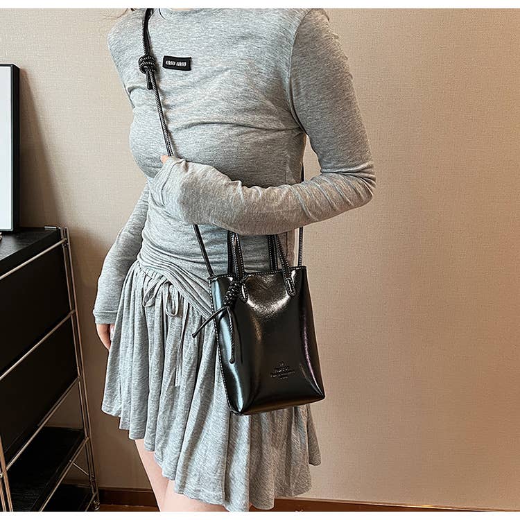 Glossy simple and niche single-shoulder bag