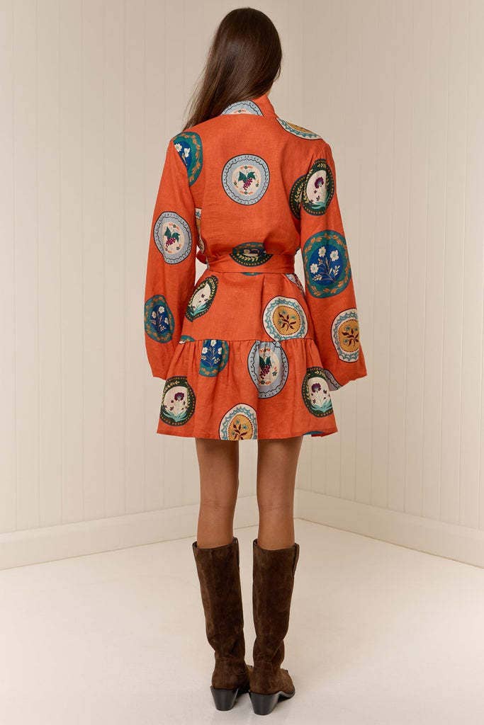 Fashionable elegant waist-cinching shirt dress