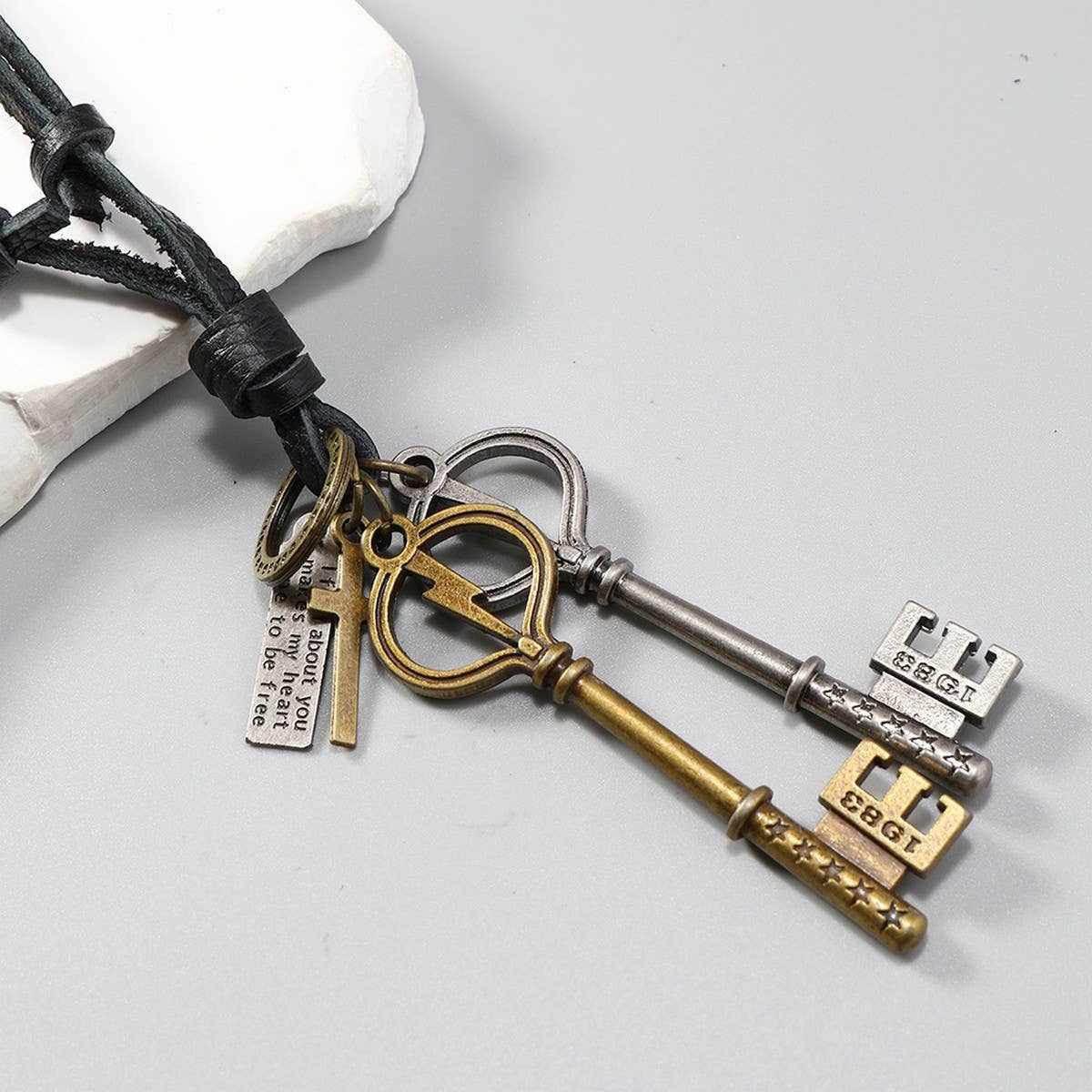 CREATIVE DOUBLE KEY PENDANT COWHIDE NECKLACE