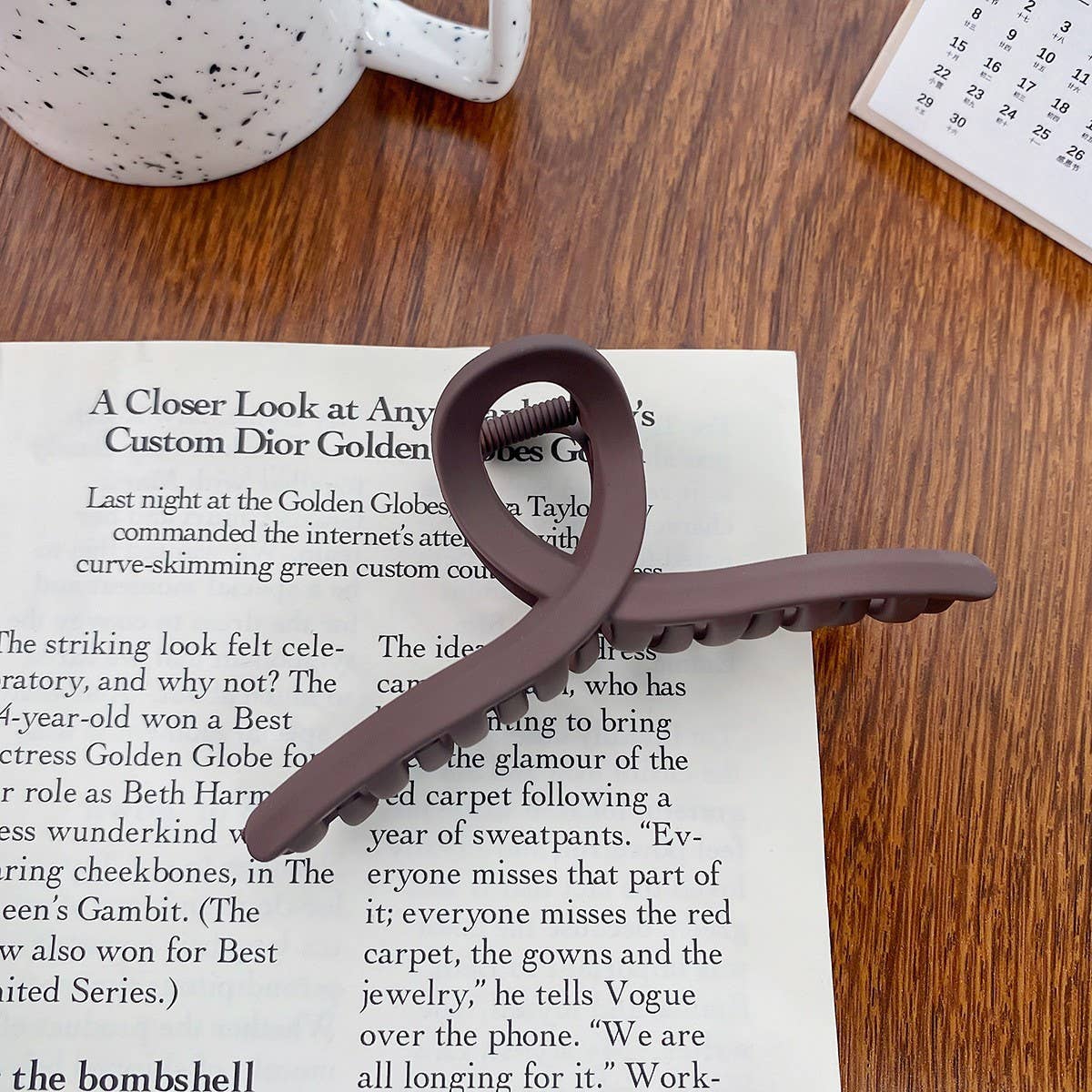 Versatile fashionable hollowed-out grab clip