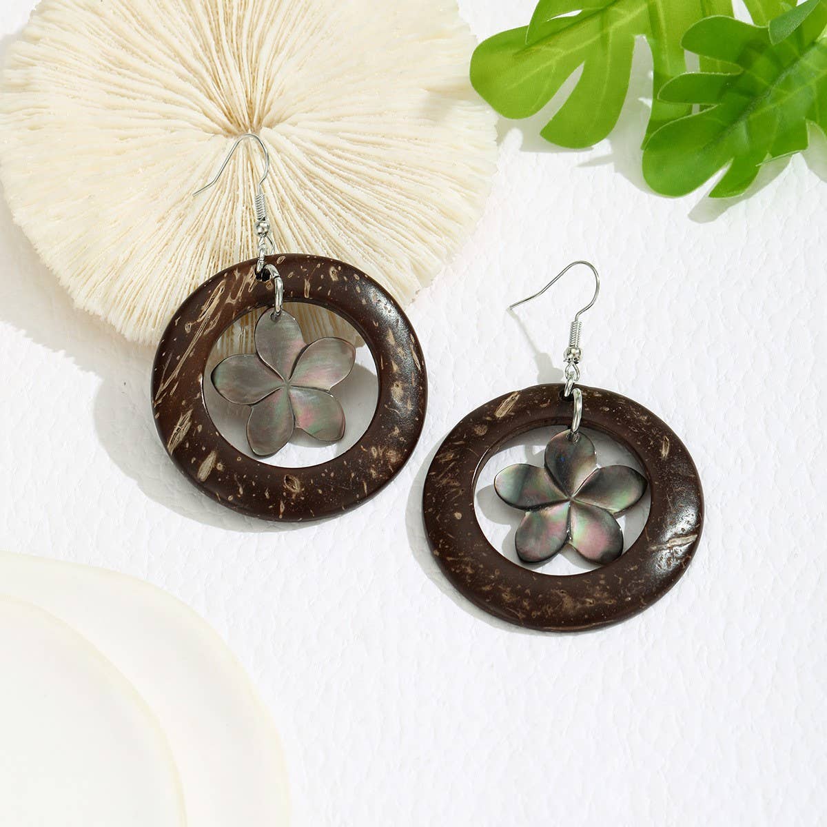 SIMPLE AND FASHIONABLE HOLLOW BLACK SHELL EARRINGS