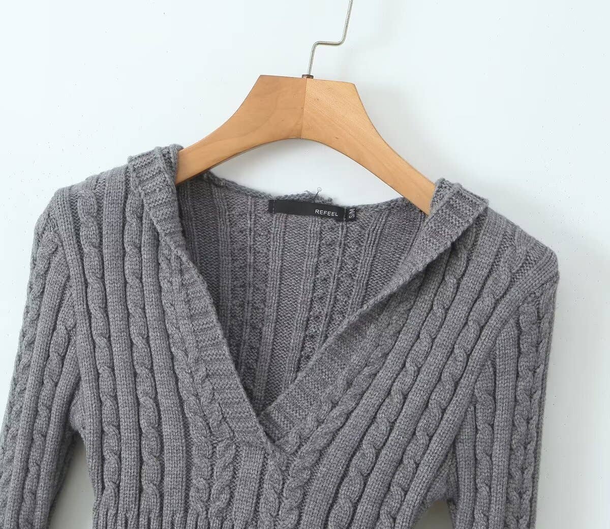 V-NECK HOODED SHORT KNIT SWEATER
