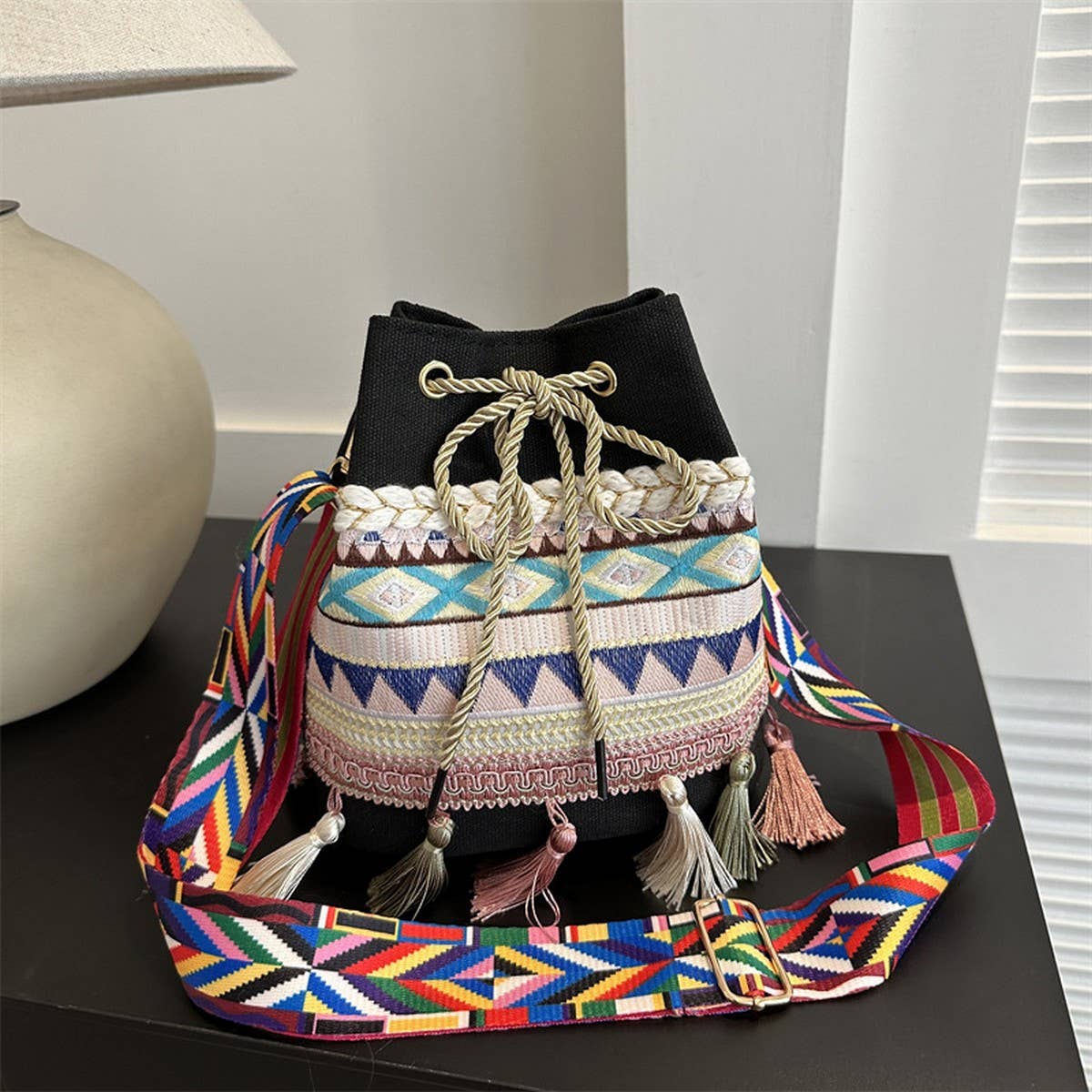 RETRO EMBROIDERED TASSEL SHOULDER BAG_CWAB1689