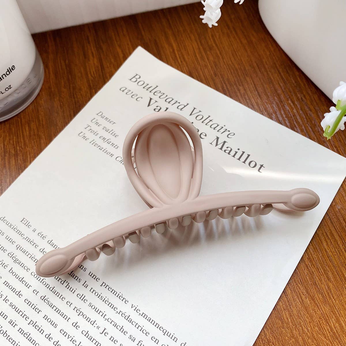 Versatile fashionable hollowed-out grab clip